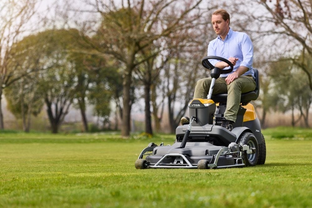 Stiga Park 500 W inkl 100cm klippaggregat åkter på gräsmatta